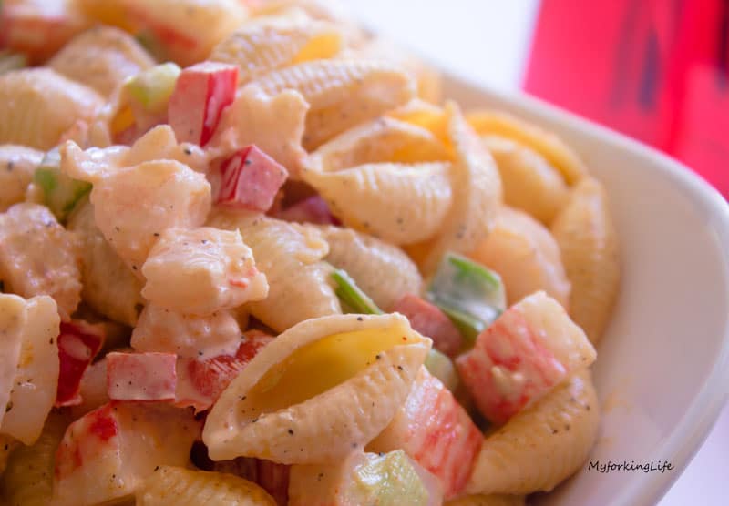  salade de fruits de mer froide en gros plan dans un bol blanc