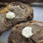 Perfect Air Fryer Steak with Garlic Herb Butter（ガーリックハーブバターのエアフライヤーステーキ）。 エアフライヤーで完璧なステーキを作りましょう。 ジューシーでおいしいステーキを作るための試行錯誤の方法です。 #airfryerrecipes #airfryer #airfryersteak #ribye #ribeyesteak #flavouredbutter #garlicherbbutter #delicioussteak @airfryerrecipe