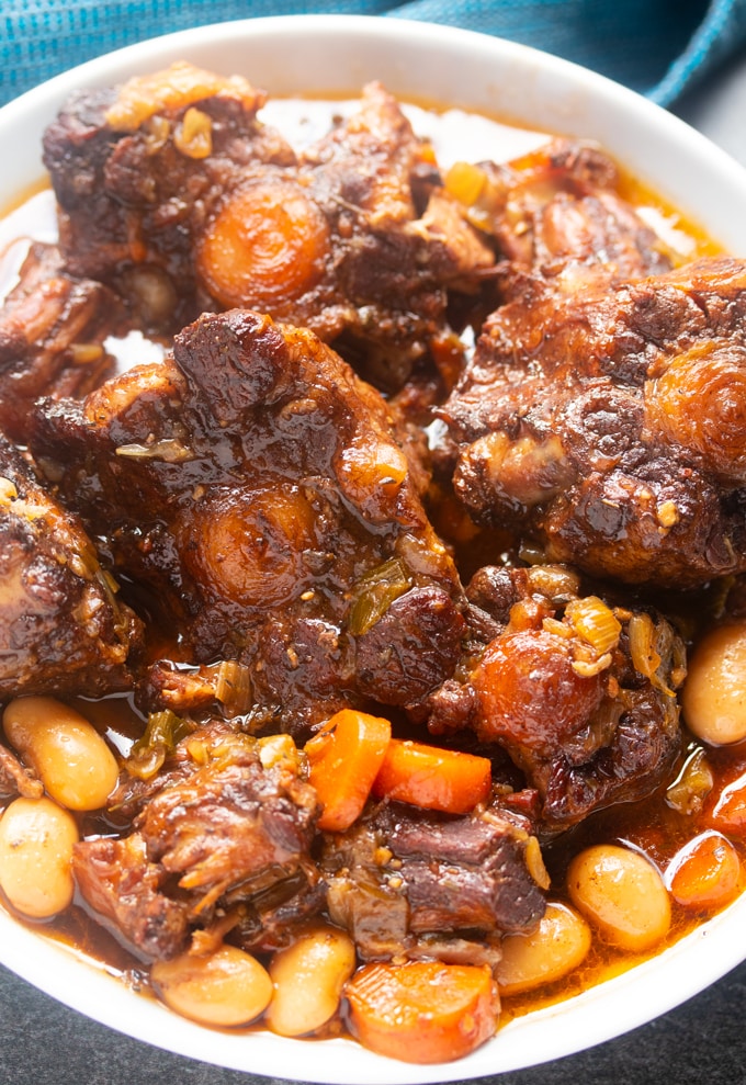 Let's enjoy oxtail hot pot at home with an easy and delicious recipe